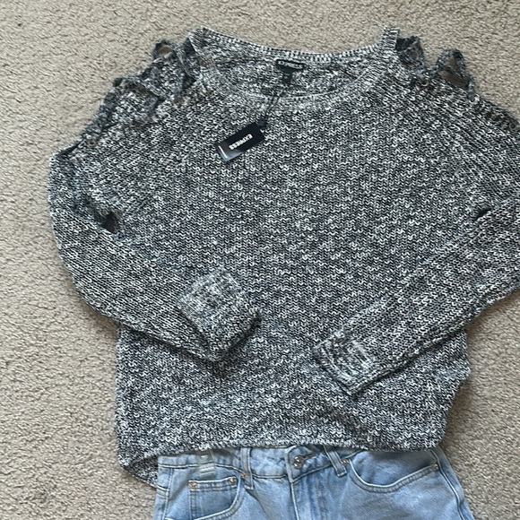 New EXPRESS Sweater Size Small 🖤🤍 - Picture 4 of 7